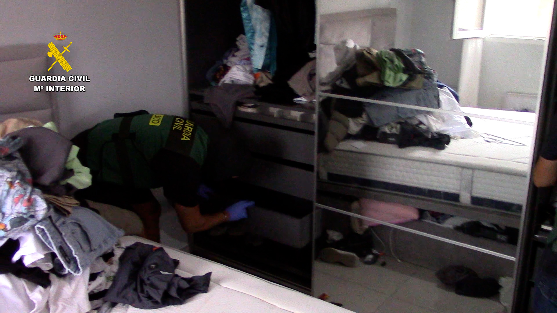 Guardias civiles en el registro de la vivienda