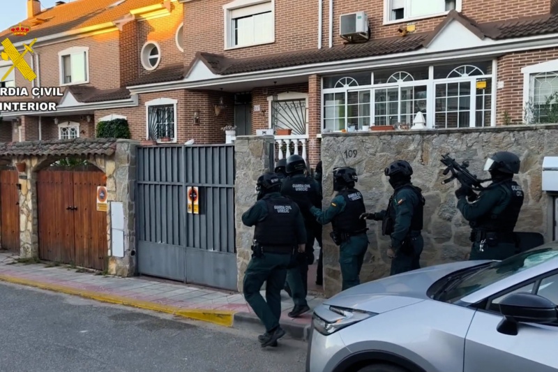 Guardias Civiles proceden a la entrada y registro de un domicilio de Guadalajara Guardias Civiles proceden a la entrada y registro de un domicilio de Guadalajara