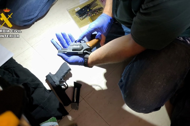 Pistola y revolver hallados en el registro de una operación antidroga Pistola y revolver hallados en el registro de una operación antidroga