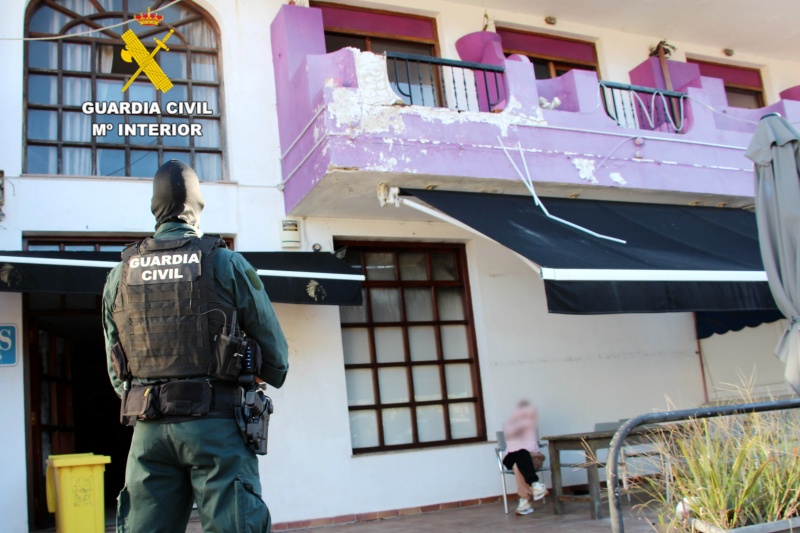 Guardia civil custodian la entrada de un local intervenido en la Operación Pucero Trata Guardia civil custodian la entrada de un local intervenido en la Operación Pucero Trata