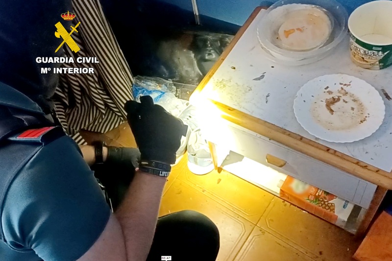 Guardia Civil revisa el estado de la vivienda registrada en la Operación Pucero Trata Guardia Civil revisa el estado de la vivienda registrada en la Operación Pucero Trata