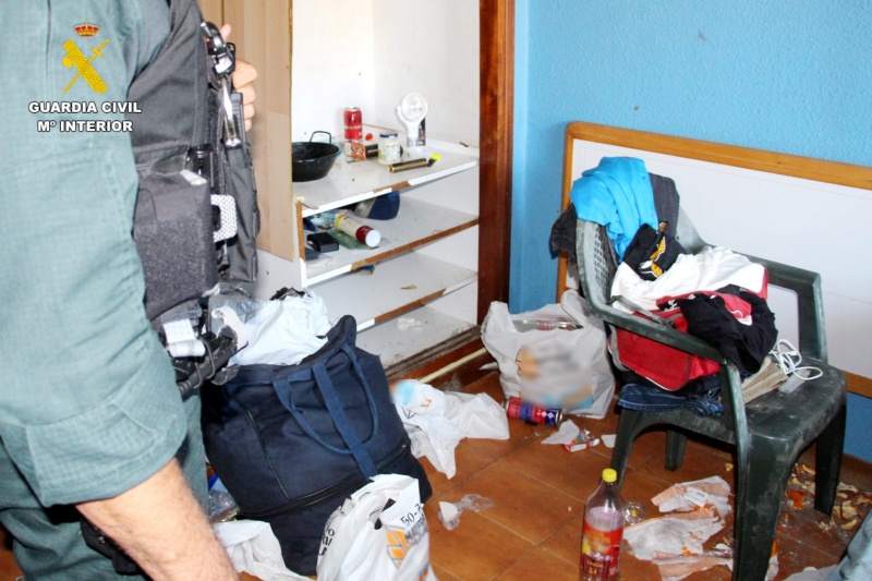 Guardia Civil revisa el estado de la vivienda registrada en la Operación Pucero Trata Guardia Civil revisa el estado de la vivienda registrada en la Operación Pucero Trata