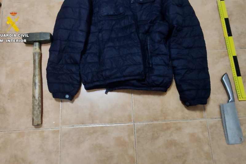 Detenido un hombre que empuñando un cuchillo y un martillo intentó robar un local de apuestas en Náquera (Valencia)