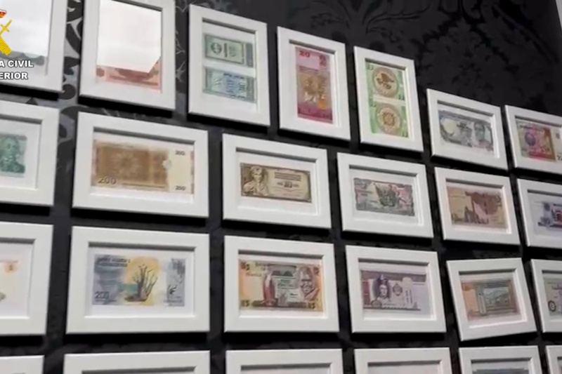Billetes enmarcados en una pared