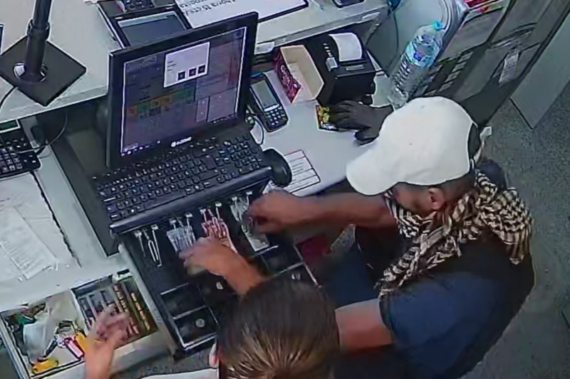 Imagen atracador robando la caja de una gasolinera de valencia