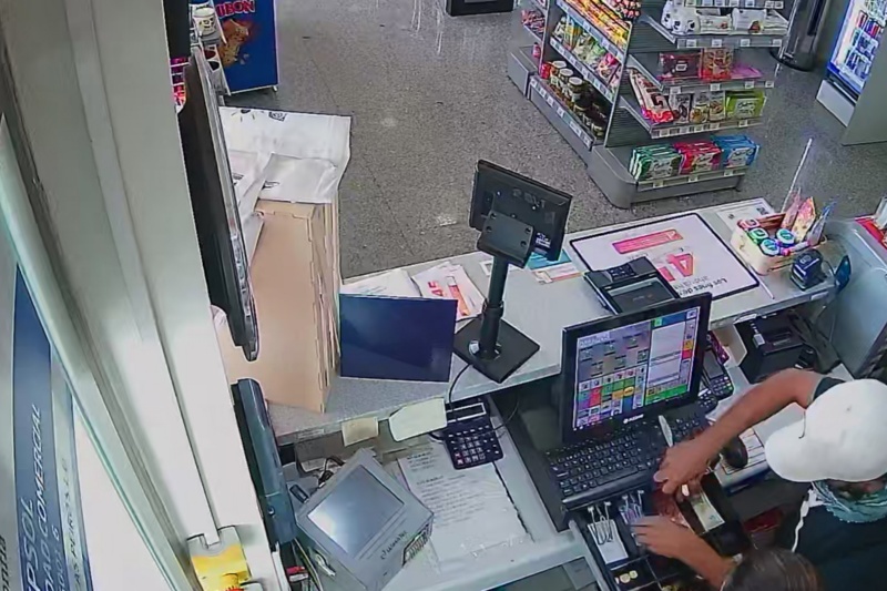 Imagen atracador robando la caja de una gasolinera de valencia