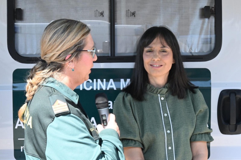 Sargento entrevistando a la directora general de la guardia civil Sargento entrevistando a la directora general de la guardia civil