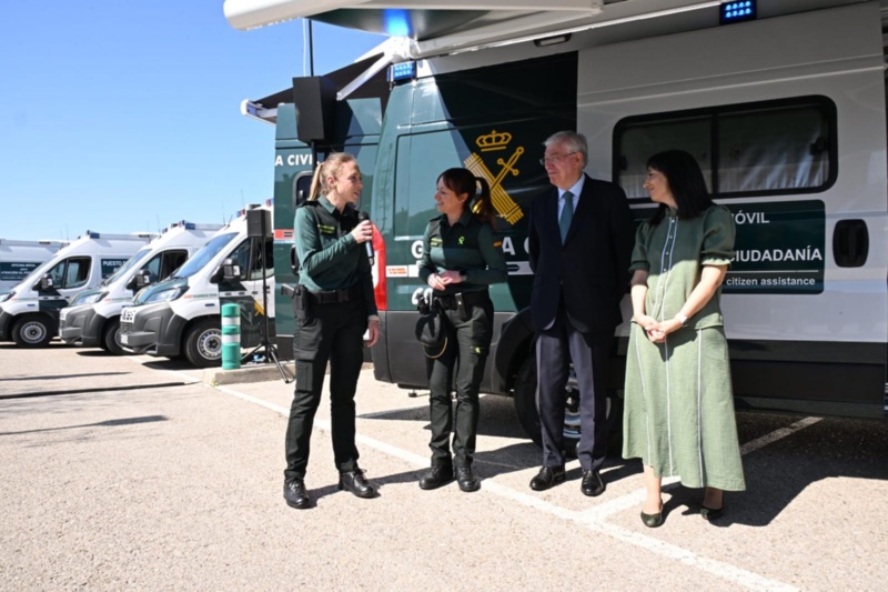 Directora general dialogando con guardias civiles Directora general dialogando con guardias civiles