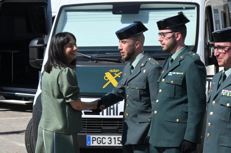 Saludo de la directora general de la Guardia Civil a distintos componentes del Cuerpo Saludo de la directora general de la Guardia Civil a distintos componentes del Cuerpo
