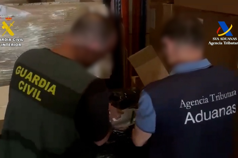 Guardia Civil y Agencia Tributaria interviniendo 23 toneladas de picadura de tabaco Guardia Civil y Agencia Tributaria interviniendo 23 toneladas de picadura de tabaco
