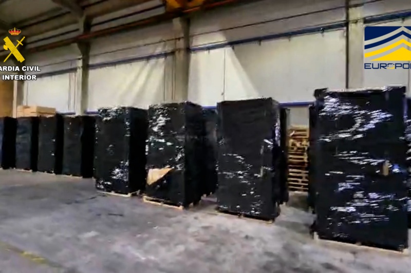 Almacen con cajas del tabaco falsficado Almacen con cajas del tabaco falsficado