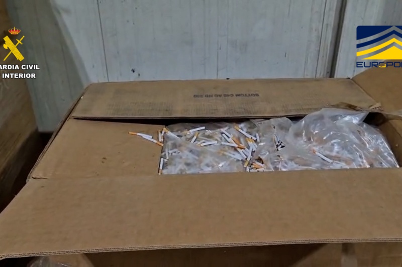 Almacen con cajas del tabaco falsficado Almacen con cajas del tabaco falsficado