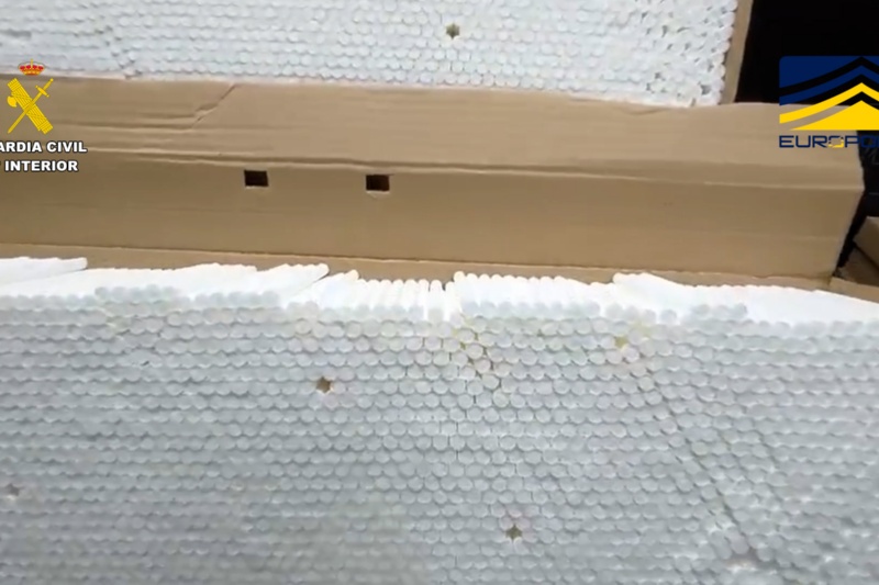 Almacen con cajas del tabaco falsficado Almacen con cajas del tabaco falsficado