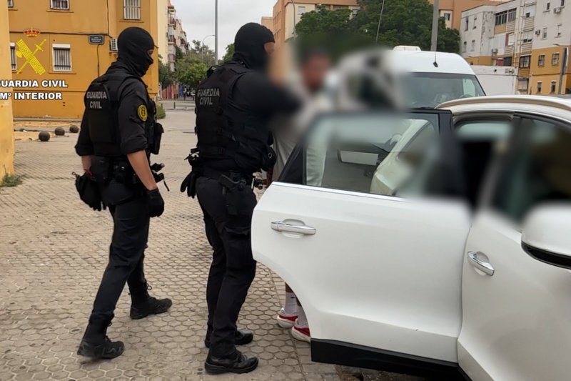 Guardias civiles con el detenido
