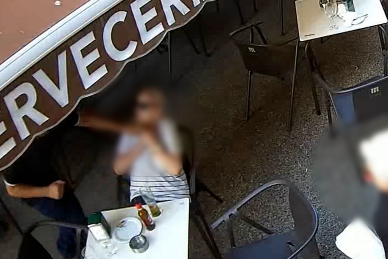 Uno de los detenidos roba un collar empleando la fuerza a una persona en la terraza de un bar Uno de los detenidos roba un collar empleando la fuerza a una persona en la terraza de un bar