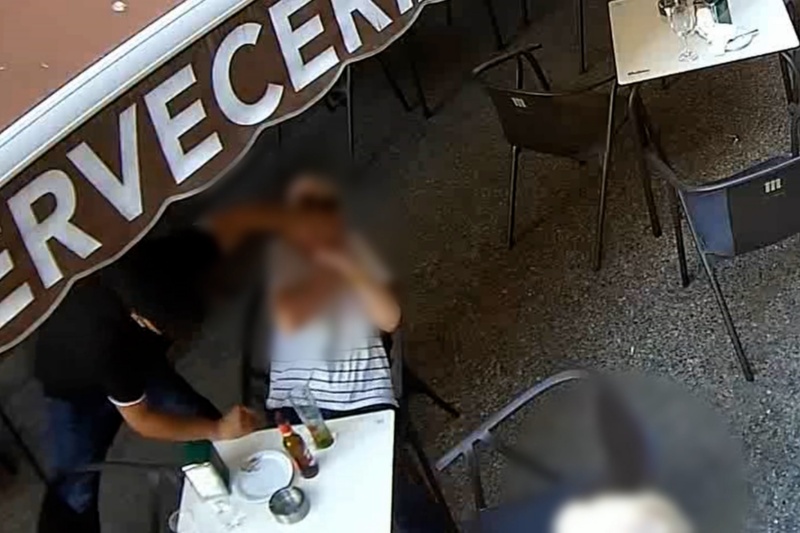 Uno de los detenidos roba un collar empleando la fuerza a una persona en la terraza de un bar Uno de los detenidos roba un collar empleando la fuerza a una persona en la terraza de un bar