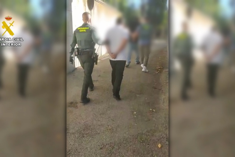 Agentes de la Guardia Civil con los dos detenidos Agentes de la Guardia Civil con los dos detenidos