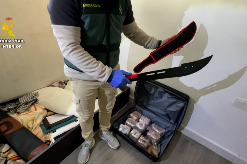 Detenido un grupo criminal que colocó una baliza GPS a un joyero para robarle más de 300.000 euros en joyas en Cádiz Detenido un grupo criminal que colocó una baliza GPS a un joyero para robarle más de 300.000 euros en joyas en Cádiz