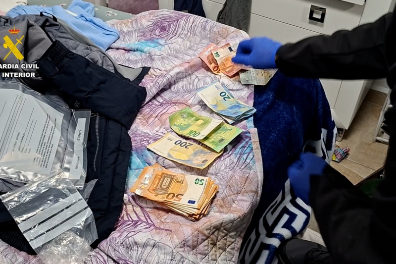 Detenido un grupo criminal que colocó una baliza GPS a un joyero para robarle más de 300.000 euros en joyas en Cádiz Detenido un grupo criminal que colocó una baliza GPS a un joyero para robarle más de 300.000 euros en joyas en Cádiz
