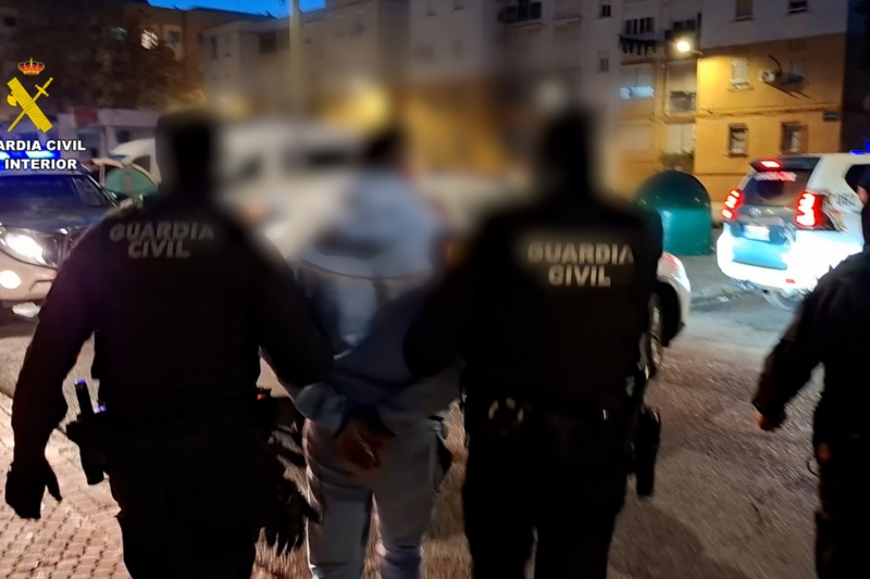Detenido un grupo criminal que colocó una baliza GPS a un joyero para robarle más de 300.000 euros en joyas en Cádiz Detenido un grupo criminal que colocó una baliza GPS a un joyero para robarle más de 300.000 euros en joyas en Cádiz