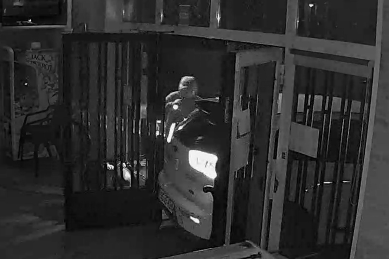 Imagen de como utilizaban coches para forzar las puertas de los establecimientos