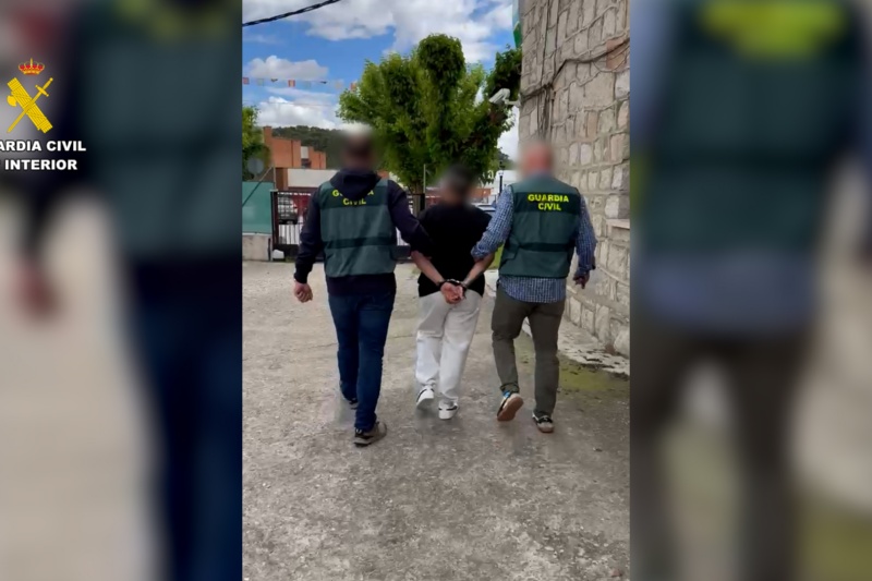 Guardias civiles llevando al acuartelamiento a uno de los detenidos