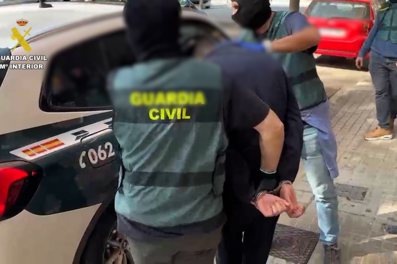 Guardias civiles acompañando a un detenido Guardias civiles acompañando a un detenido