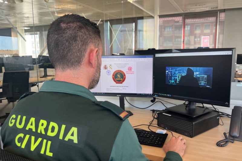 Agente de especializado en ciberseguridad trabajando frente a un ordenador Agente de especializado en ciberseguridad trabajando frente a un ordenador