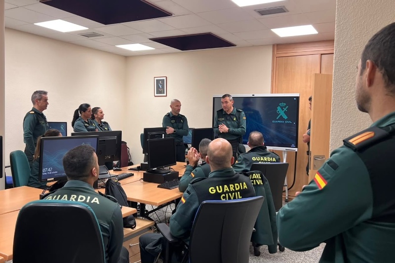 Guardias civiles componentes del Ciberpuesto, con especialización en la recepción de denuncias a través de la sede electrónica de la Guardia Civil y en la investigación de delitos cometidos en el entorno digital Guardias civiles componentes del Ciberpuesto, con especialización en la recepción de denuncias a través de la sede electrónica de la Guardia Civil y en la investigación de delitos cometidos en el entorno digital
