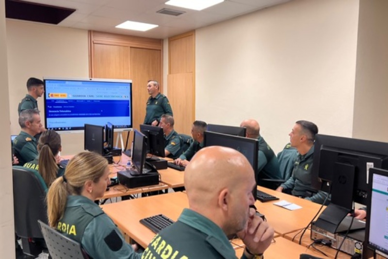 Guardias civiles componentes del Ciberpuesto, con especialización en la recepción de denuncias a través de la sede electrónica de la Guardia Civil y en la investigación de delitos cometidos en el entorno digital Guardias civiles componentes del Ciberpuesto, con especialización en la recepción de denuncias a través de la sede electrónica de la Guardia Civil y en la investigación de delitos cometidos en el entorno digital