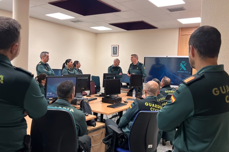 Guardias civiles componentes del Ciberpuesto, con especialización en la recepción de denuncias a través de la sede electrónica de la Guardia Civil y en la investigación de delitos cometidos en el entorno digital Guardias civiles componentes del Ciberpuesto, con especialización en la recepción de denuncias a través de la sede electrónica de la Guardia Civil y en la investigación de delitos cometidos en el entorno digital