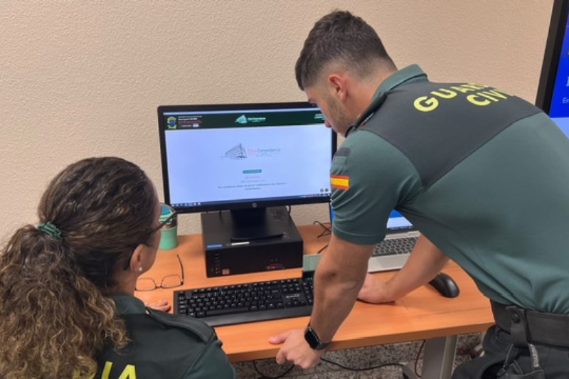 Guardias civiles componentes del Ciberpuesto, con especialización en la recepción de denuncias a través de la sede electrónica de la Guardia Civil y en la investigación de delitos cometidos en el entorno digital Guardias civiles componentes del Ciberpuesto, con especialización en la recepción de denuncias a través de la sede electrónica de la Guardia Civil y en la investigación de delitos cometidos en el entorno digital