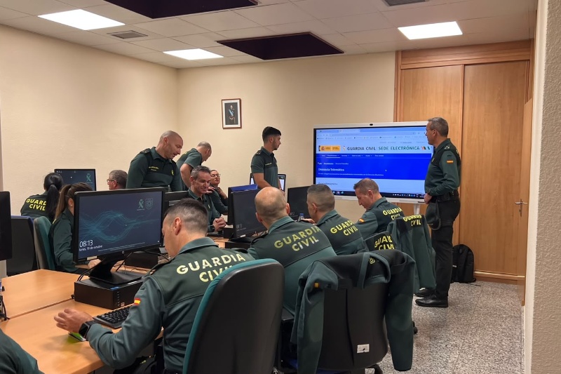 Guardias civiles componentes del Ciberpuesto, con especialización en la recepción de denuncias a través de la sede electrónica de la Guardia Civil y en la investigación de delitos cometidos en el entorno digital Guardias civiles componentes del Ciberpuesto, con especialización en la recepción de denuncias a través de la sede electrónica de la Guardia Civil y en la investigación de delitos cometidos en el entorno digital