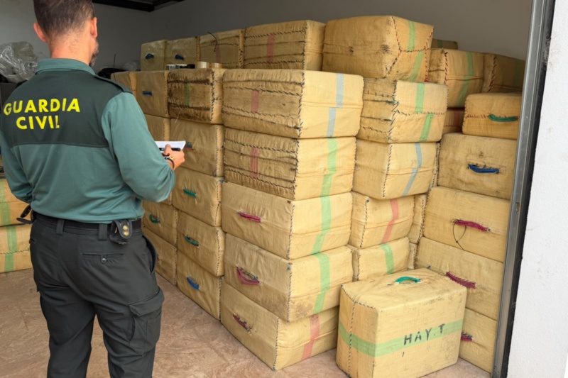 Guardia civil documentando incautación de hachís Guardia civil documentando incautación de hachís