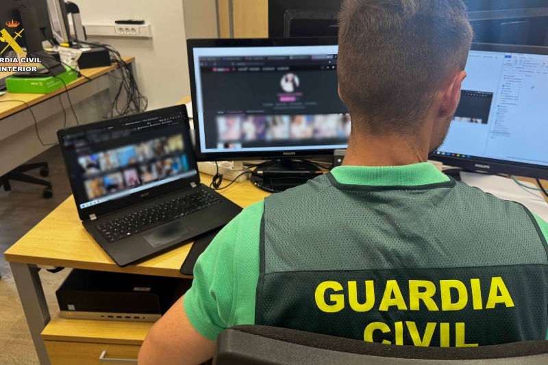 Un guardia civil realiza la revisión de deepfakes de menores edad