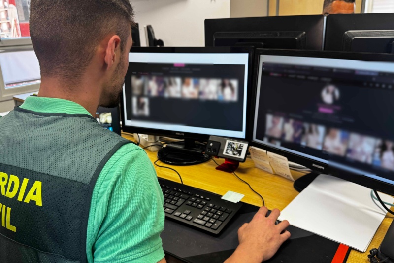 Un guardia civil realiza la revisión de deepfakes de menores edad