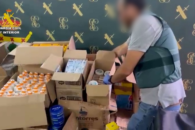 Guardia civil con los efectos recuperados Guardia civil con los efectos recuperados