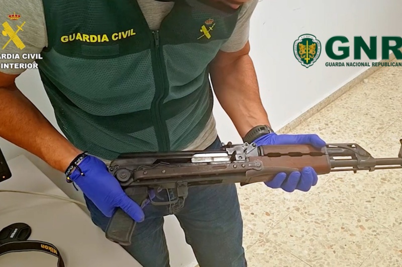 Guardia civil mostrando un arma intervenida en la operación Tridente Guardia civil mostrando un arma intervenida en la operación Tridente