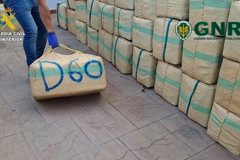 Agente de la guardia civil transportando un fardo de Hachís incautado en la operación Tridente Agente de la guardia civil transportando un fardo de Hachís incautado en la operación Tridente