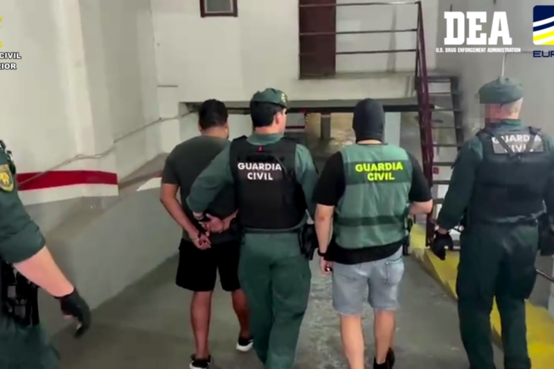 Agentes de la Guardia Civil acompañando al detenido Agentes de la Guardia Civil acompañando al detenido