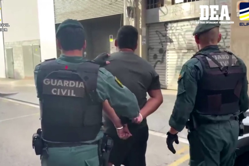 Guardias civiles acompañando a un detenido Guardias civiles acompañando a un detenido
