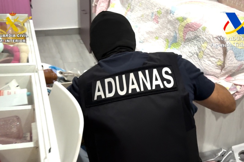 Agente de la Agencia Tributaria realiza un registro