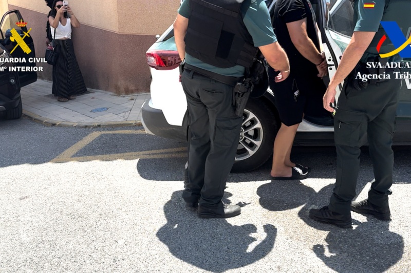 Guardia civil escolta a un detenido