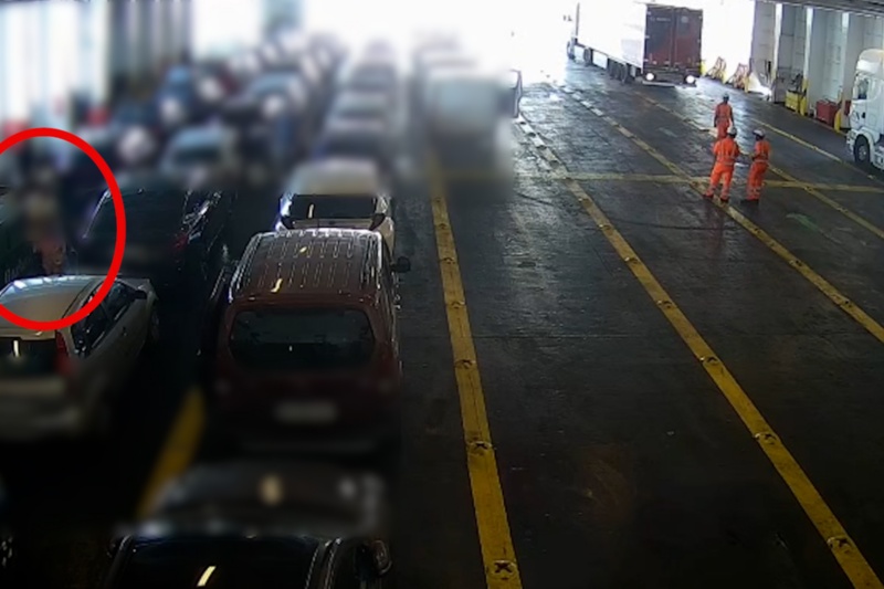 Bodega del ferry con personas entre automóviles