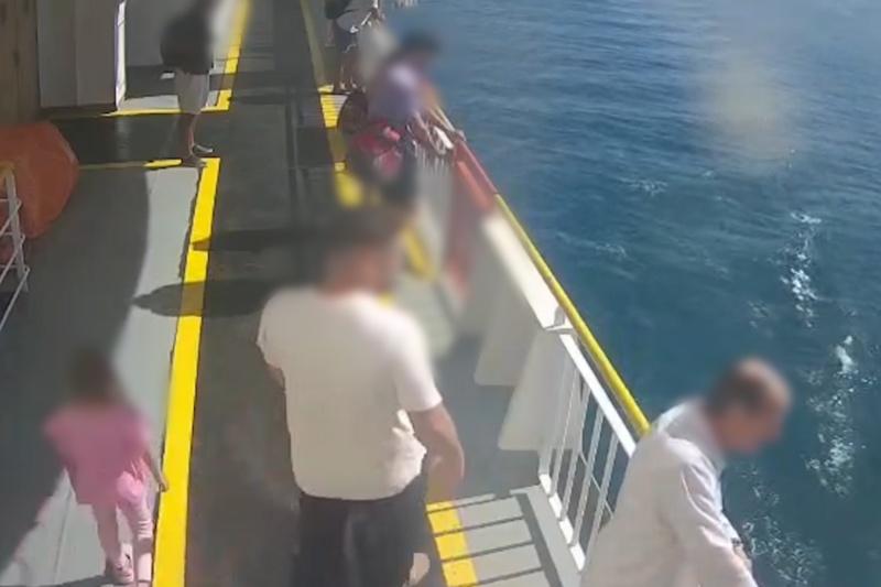 Imagen de la cubierta del barco con la menor y acompañante
