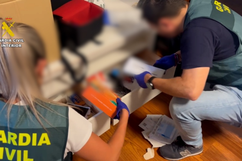 Dos guardias civiles realizan un registro en un domicilio