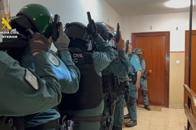 Guardias Civiles cuando van a realizar una entrada en domicilio en la Operación Zambas