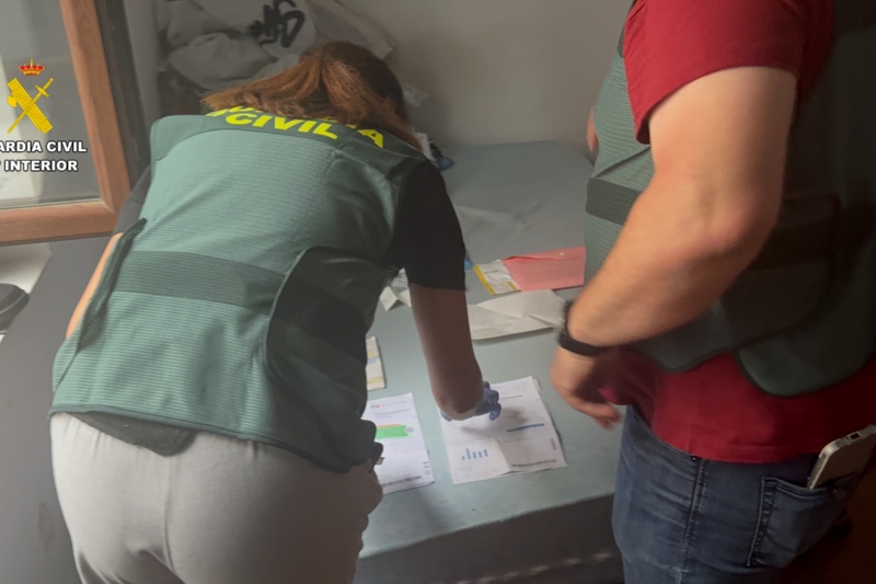 Dos guardias civiles realizan un registro en un domicilio