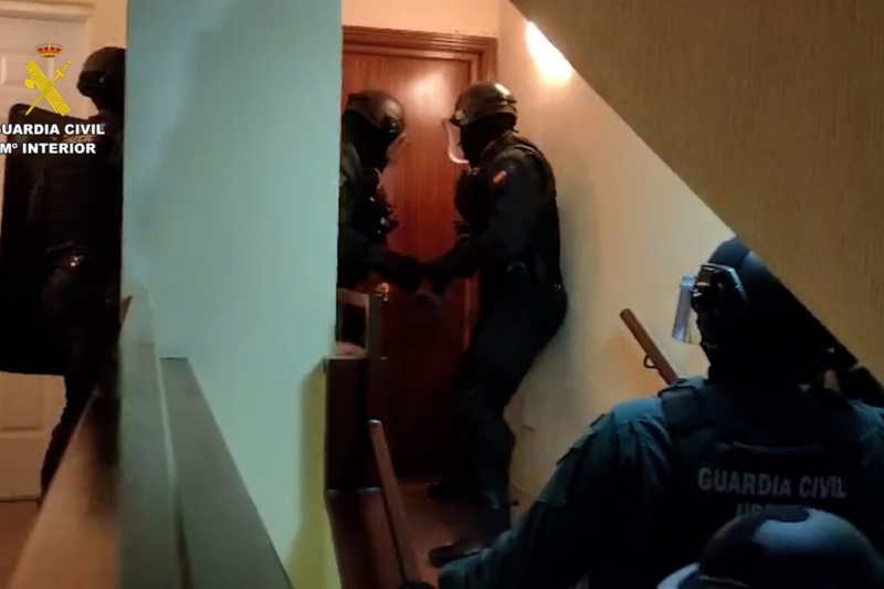 Guardias Civiles en el momento de realizar la entrada en un domicilio en la Op. Fragmenta