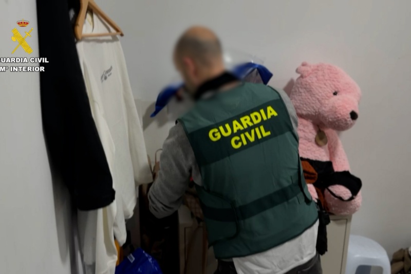 Guardia Civile realizando un registro domiciliario  en la Op. Fragmenta